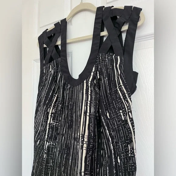 Elegant Black and White Women's Dress - Picture 2 of 5